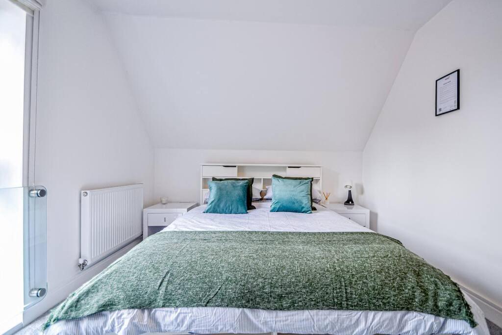 Entire House Sleeps 8 Near The River Thames Maidenhead Exterior photo